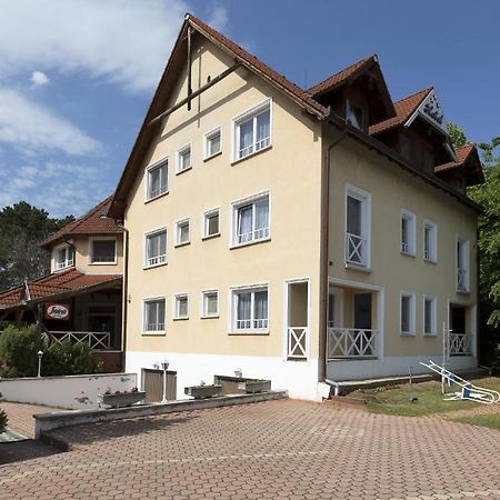 Hotel Francoise Balatonlelle Bagian luar foto