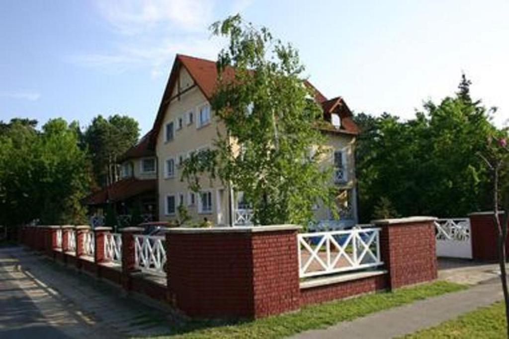 Hotel Francoise Balatonlelle Bagian luar foto