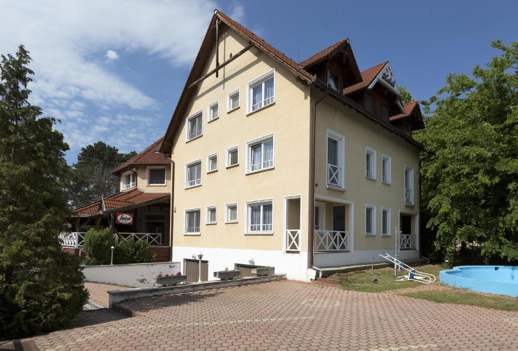 Hotel Francoise Balatonlelle Bagian luar foto