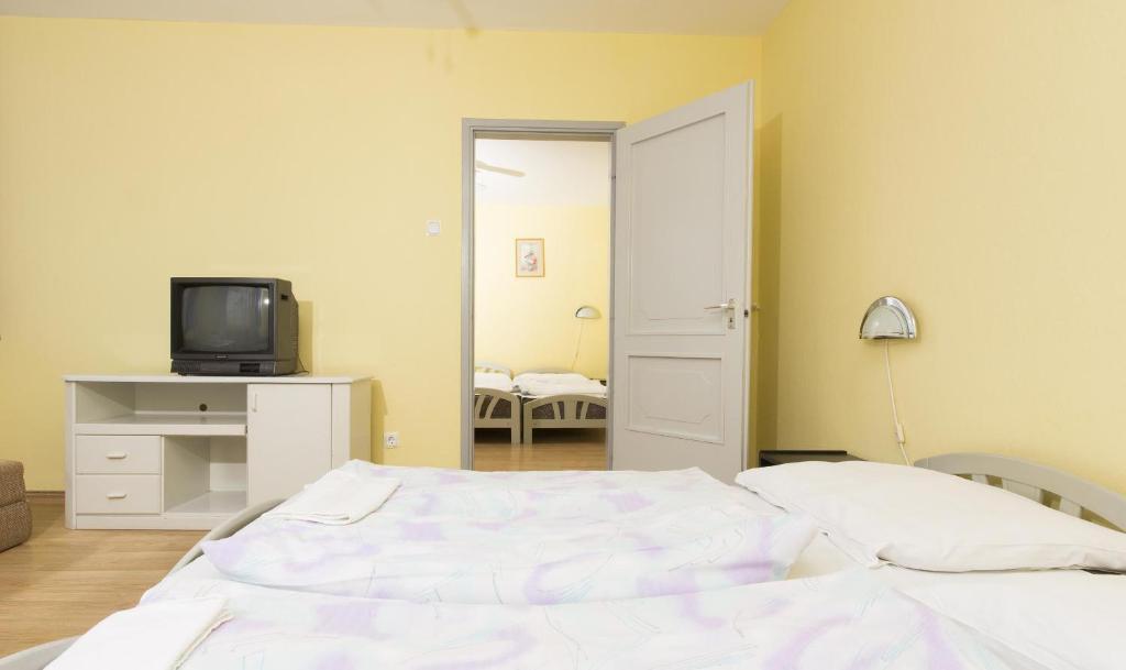 Hotel Francoise Balatonlelle Bagian luar foto