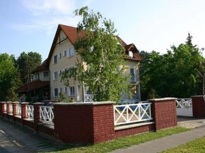 Hotel Francoise Balatonlelle Bagian luar foto
