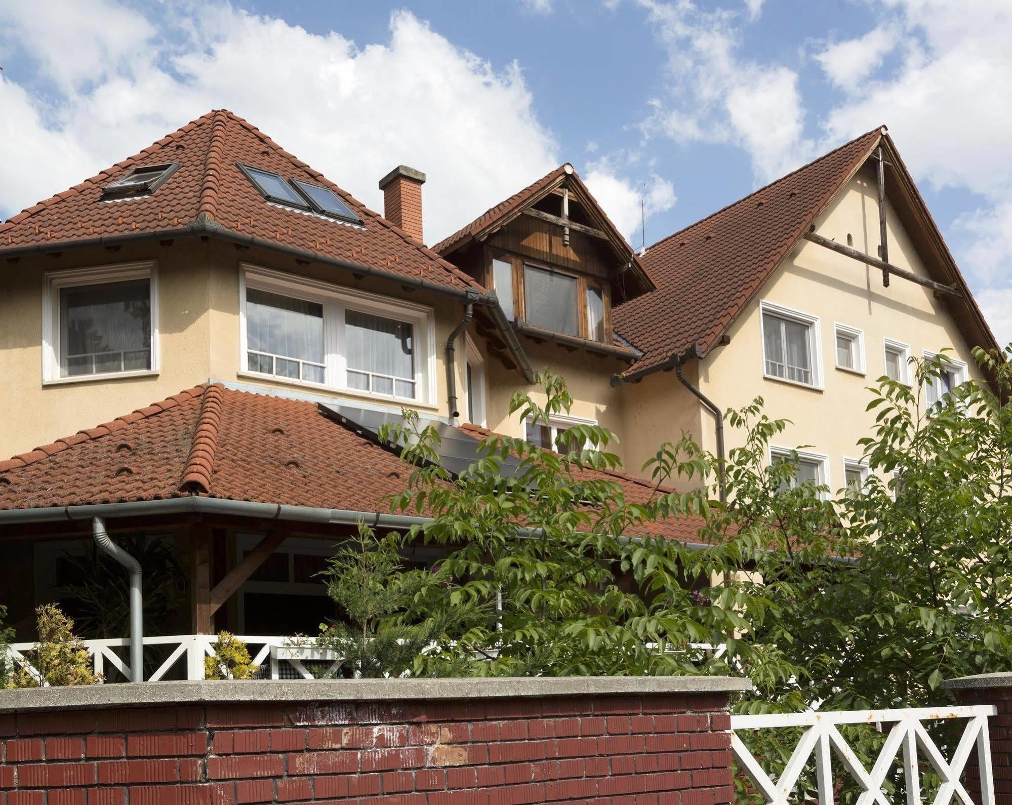 Hotel Francoise Balatonlelle Bagian luar foto