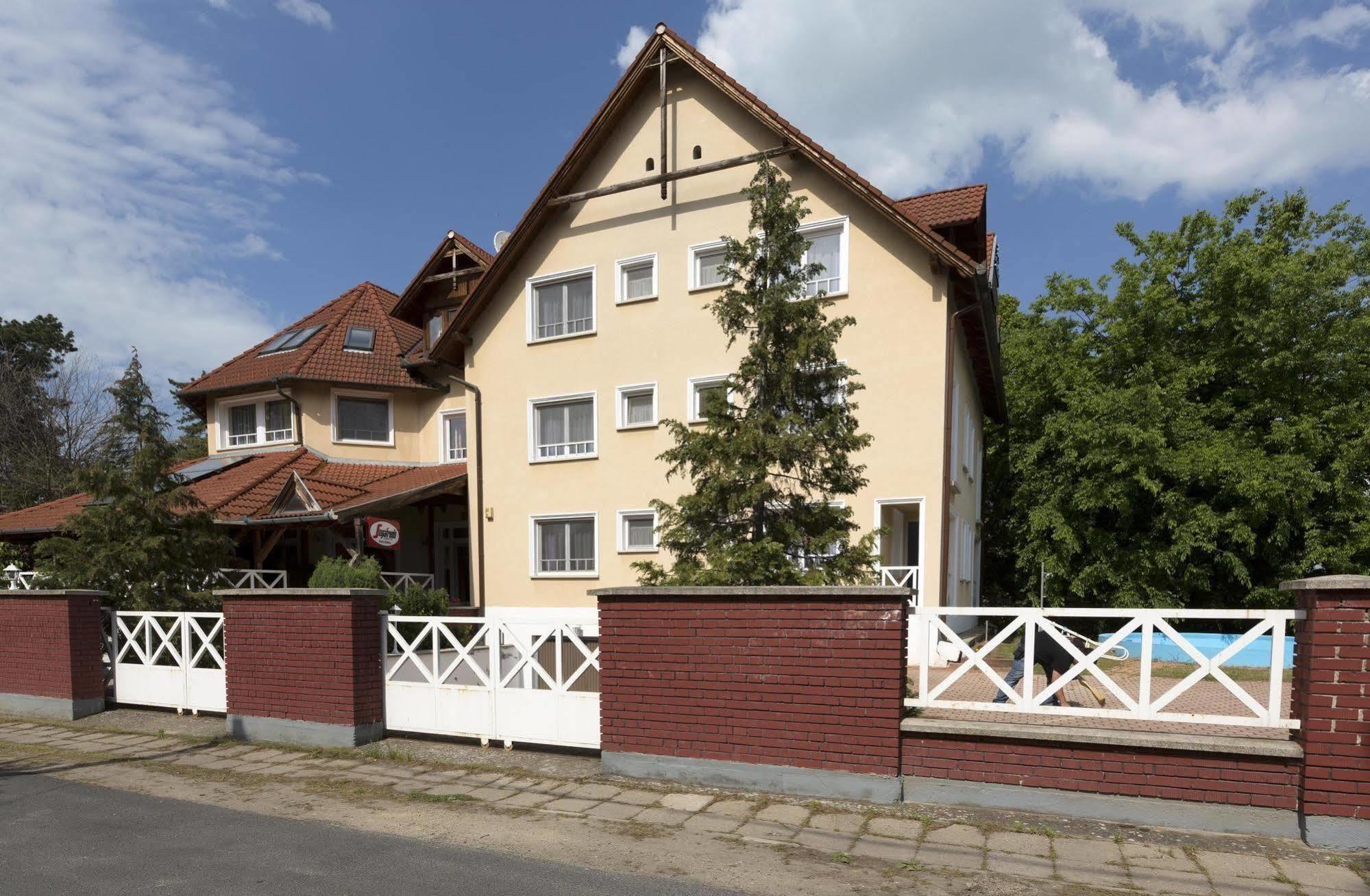 Hotel Francoise Balatonlelle Bagian luar foto