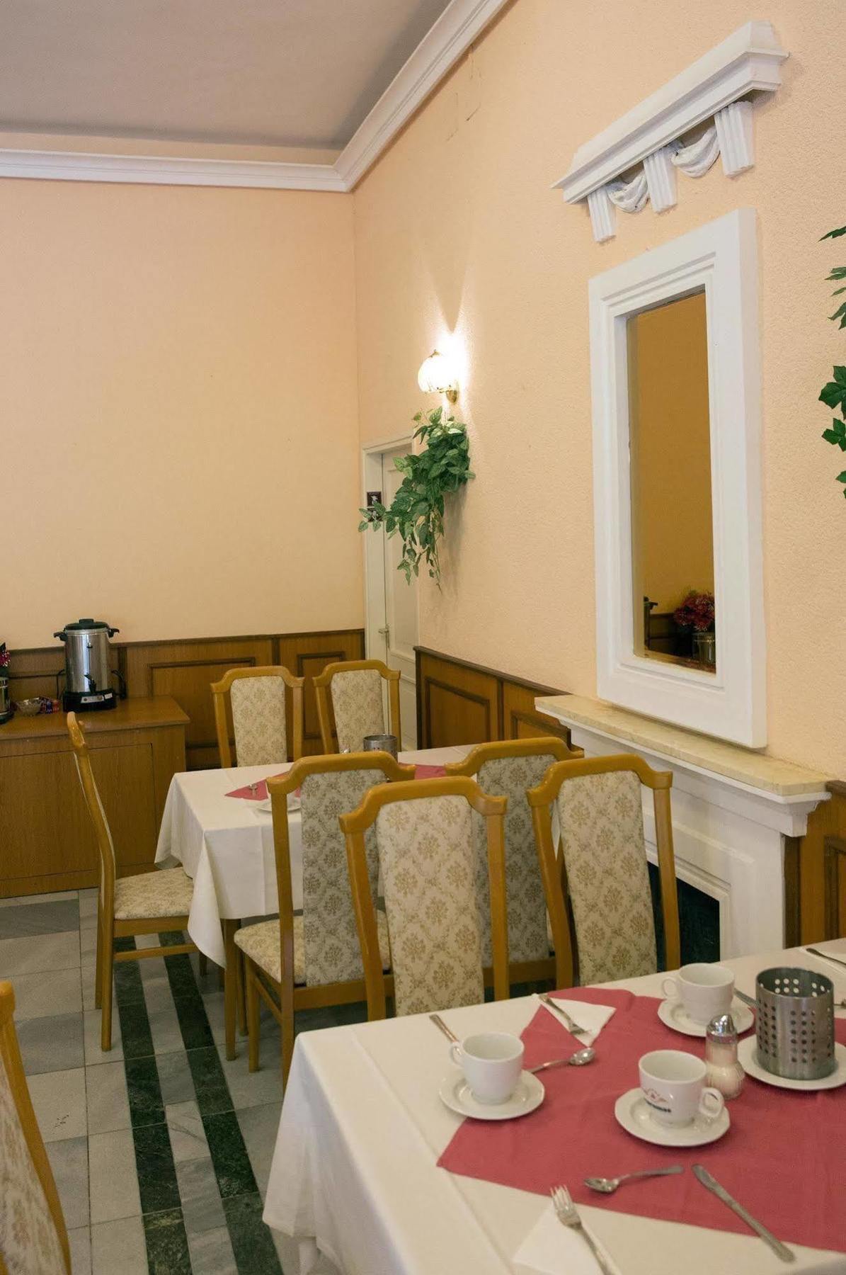 Hotel Francoise Balatonlelle Bagian luar foto