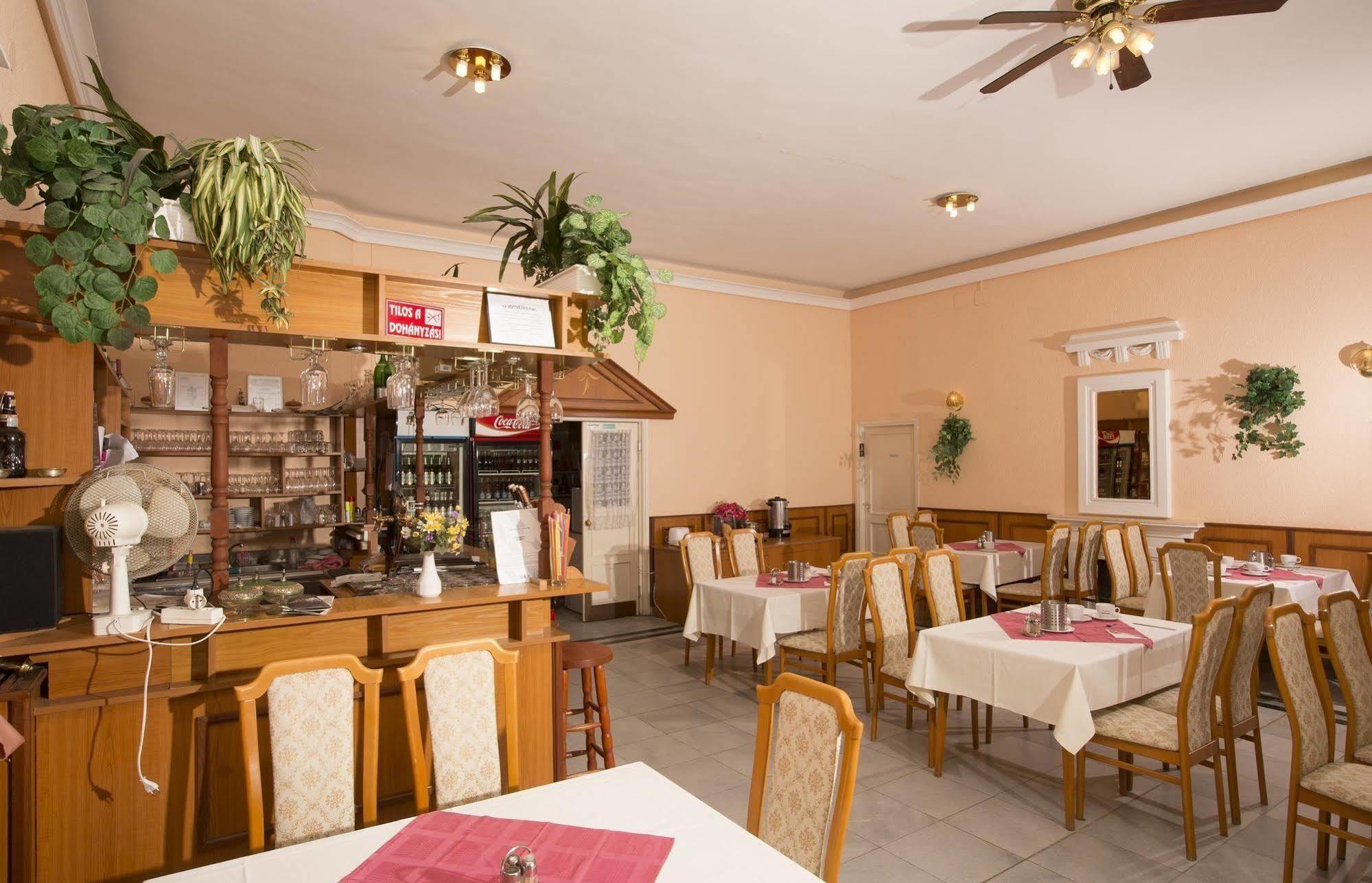 Hotel Francoise Balatonlelle Bagian luar foto