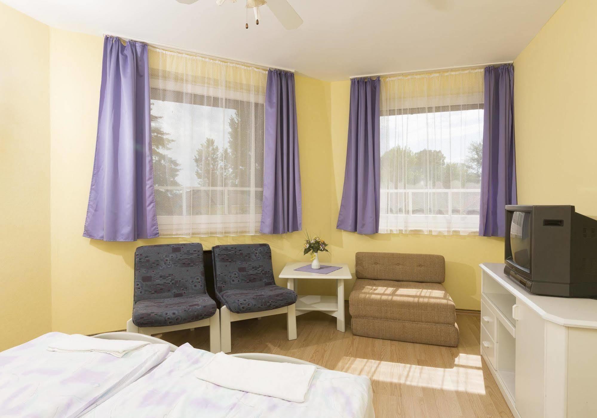 Hotel Francoise Balatonlelle Bagian luar foto
