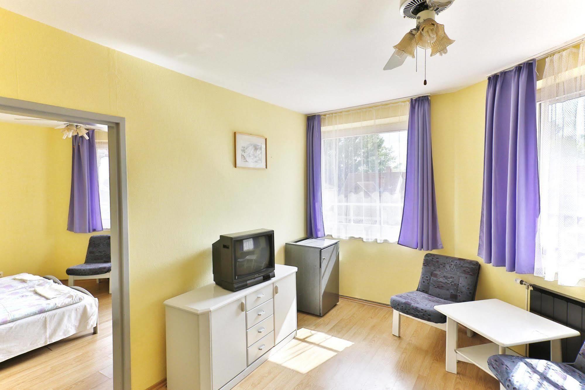 Hotel Francoise Balatonlelle Bagian luar foto