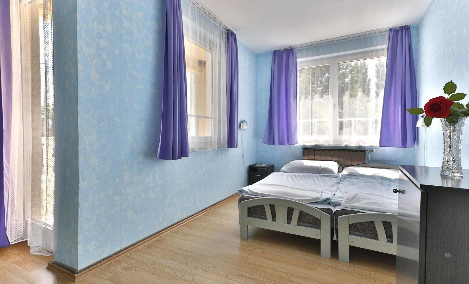 Hotel Francoise Balatonlelle Bagian luar foto