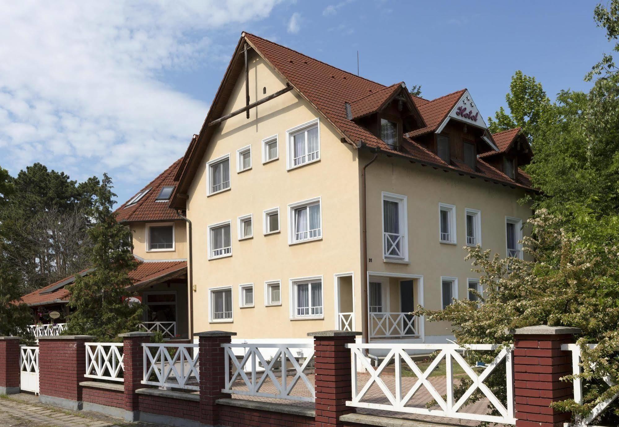 Hotel Francoise Balatonlelle Bagian luar foto