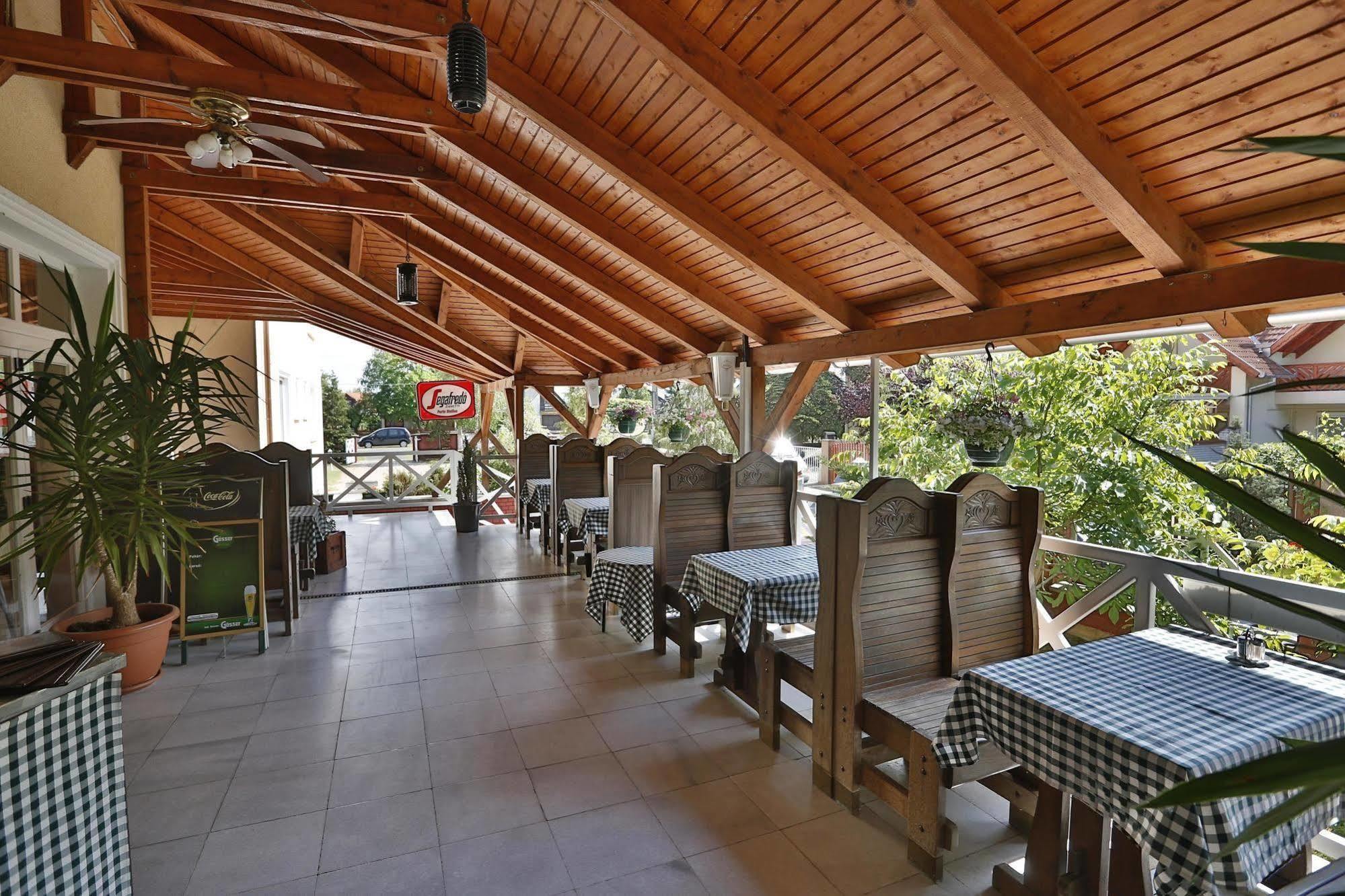 Hotel Francoise Balatonlelle Bagian luar foto