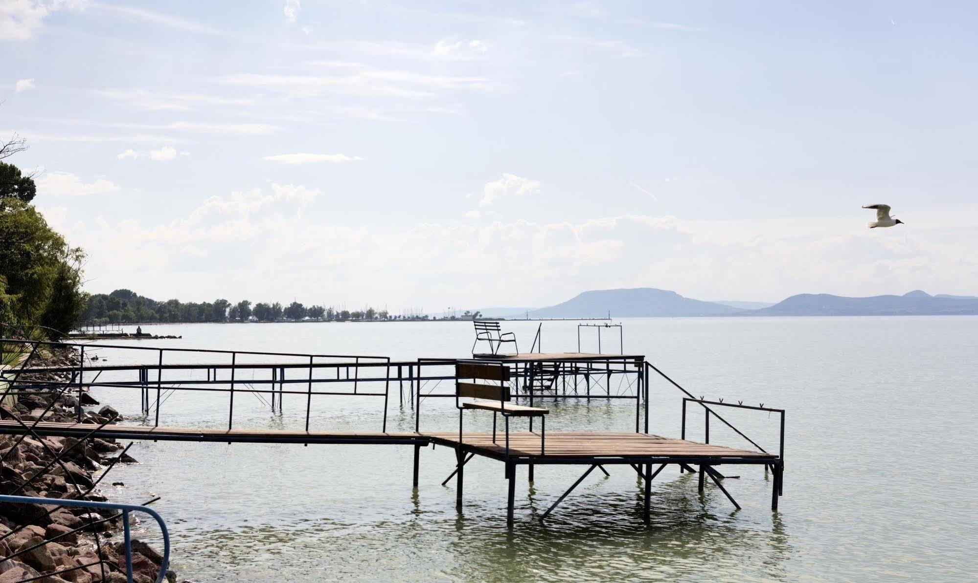 Hotel Francoise Balatonlelle Bagian luar foto