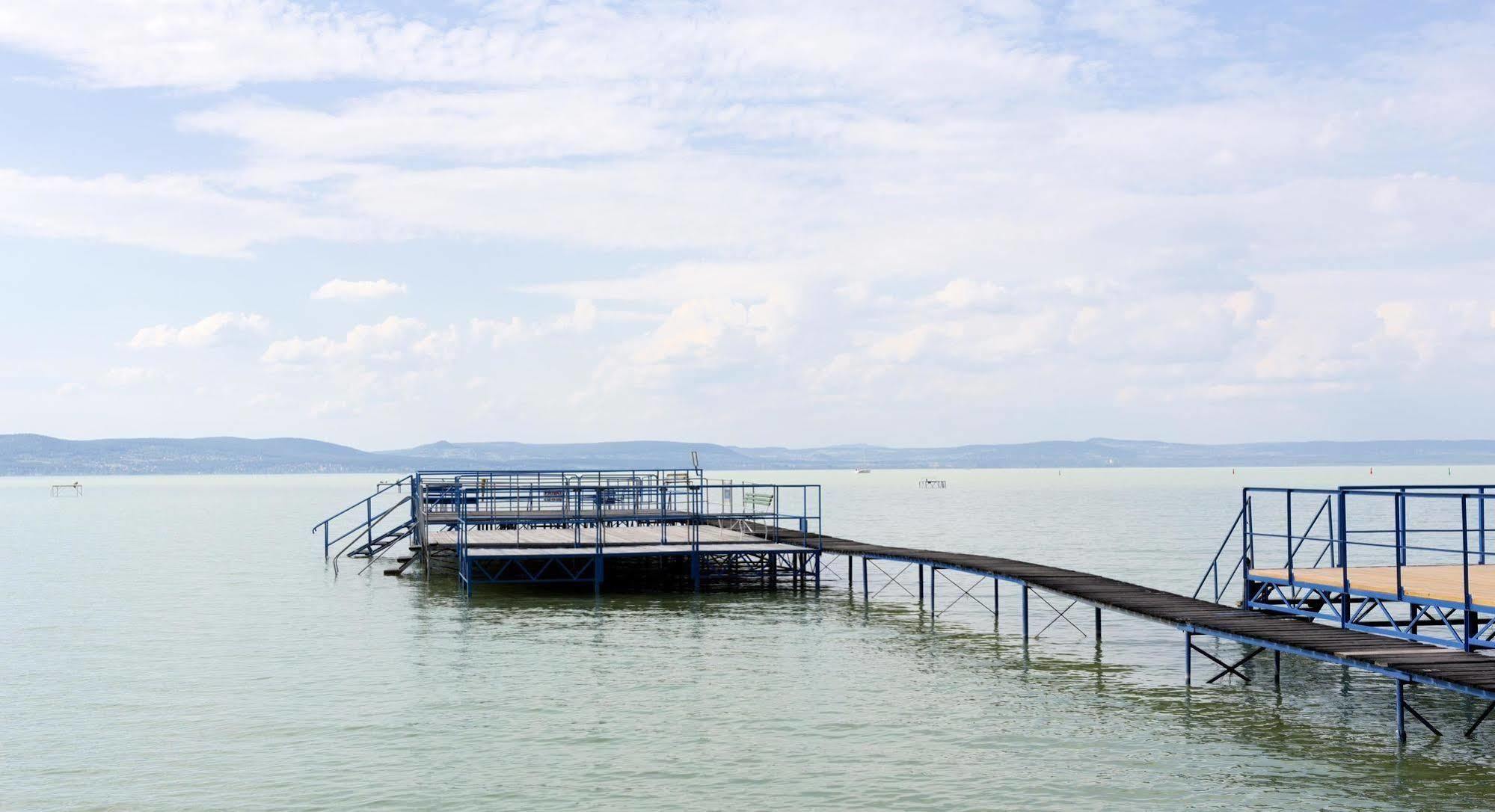 Hotel Francoise Balatonlelle Bagian luar foto