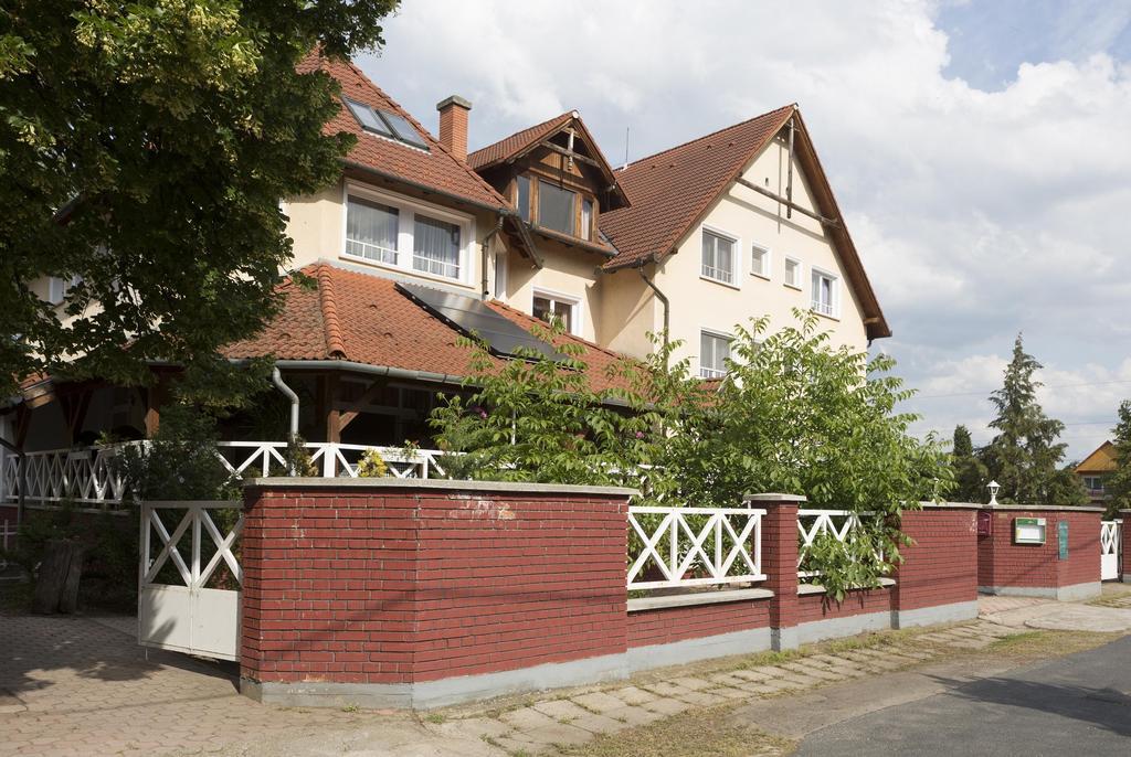 Hotel Francoise Balatonlelle Bagian luar foto